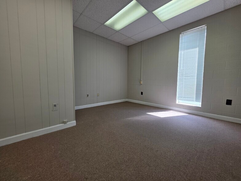More Photos Of 404 St Andrews Dr, Greenville Office For Lease