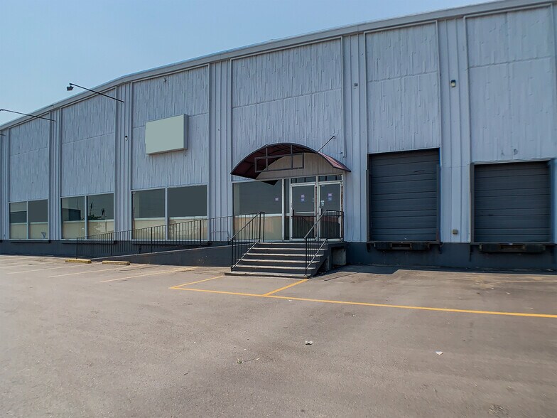 More Photos Of 300-400 W 53rd Pl, Denver Showroom For Lease