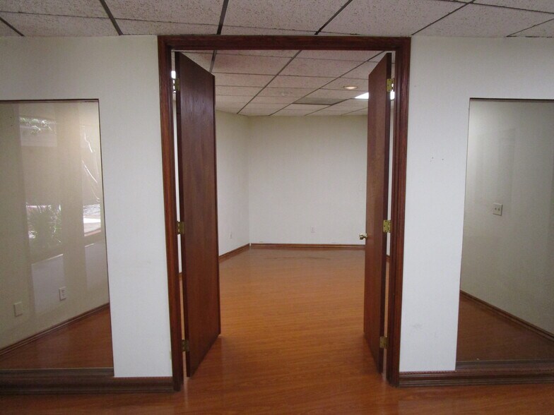 More Photos Of 5053 La Mart Dr, Riverside Medical For Sale