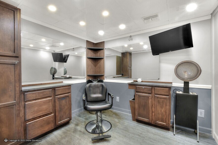 More Photos Of 146 W Robertson St, Brandon Storefront For Sale