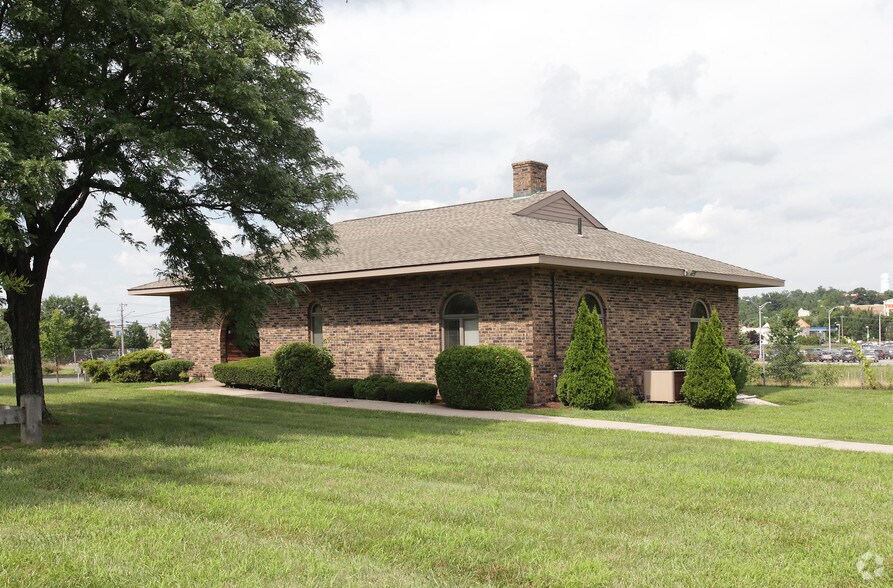 More Photos Of 1481 Pleasant Valley Dr, Manchester Office For Lease