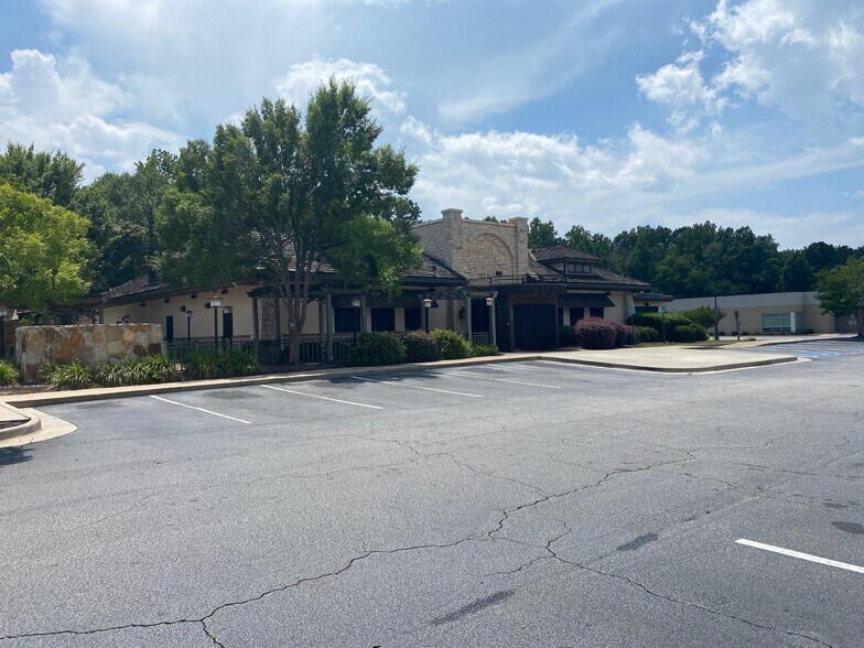Primary Photo Of 4040 Riverside Dr, Macon-Bibb Restaurant For Lease