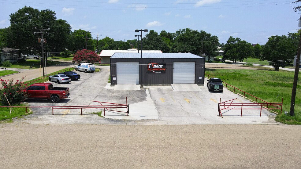 Primary Photo Of 207 Cottonwood st, Madisonville Warehouse For Sale