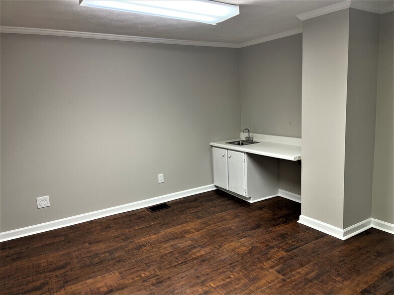 More Photos Of 800 NE Brackett Rd, Marietta Medical For Lease