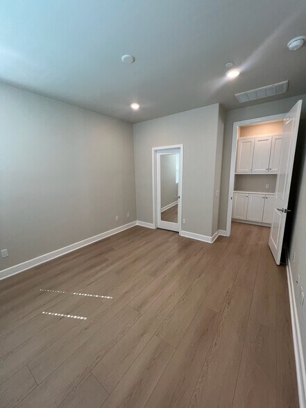 More Photos Of 3005 Cochran St, Simi Valley Specialty For Lease