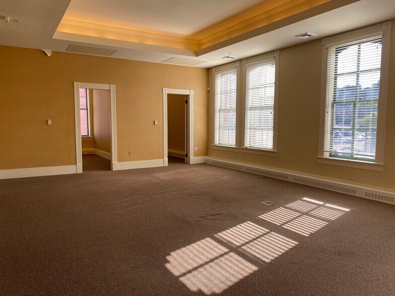 More Photos Of 1301 Central Ave, Dubuque Office For Lease