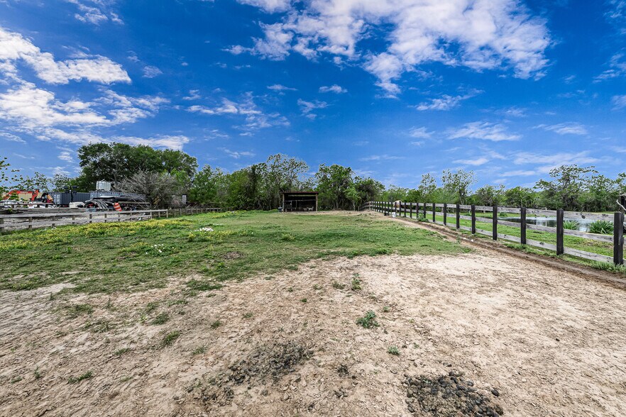 More Photos Of 13845 Boudreaux Rd, Tomball Manufacturing For Sale