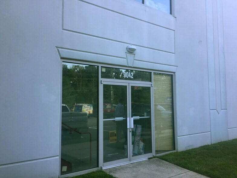 More Photos Of 9042 Hornbaker Rd, Manassas Industrial For Lease