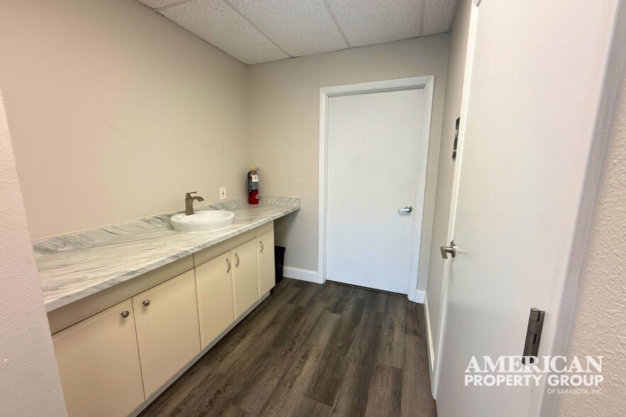 More Photos Of 7117 24th Ct E, Sarasota Warehouse For Lease
