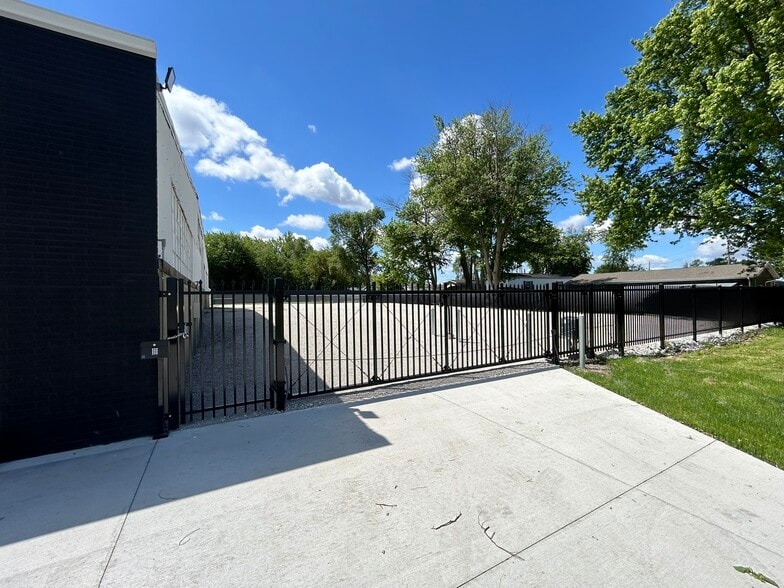 More Photos Of 825 W Walnut St, Oglesby Warehouse For Lease