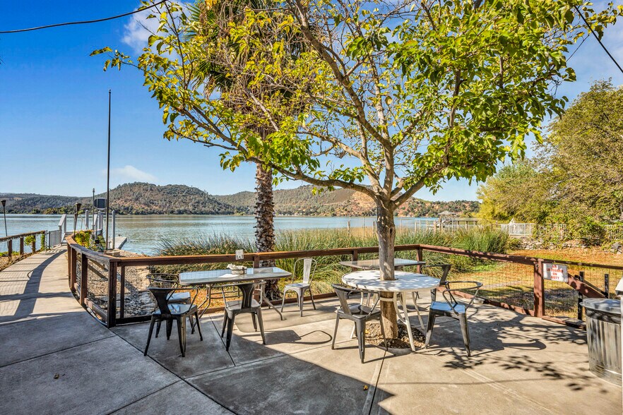 More Photos Of 14625 Lakeshore Dr, Clearlake Restaurant For Sale