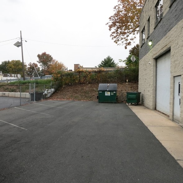 More Photos Of 205 E 1st Ave, Roselle Warehouse For Lease