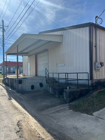 More Photos Of 126 S Gordon St, Ashburn Warehouse For Sale