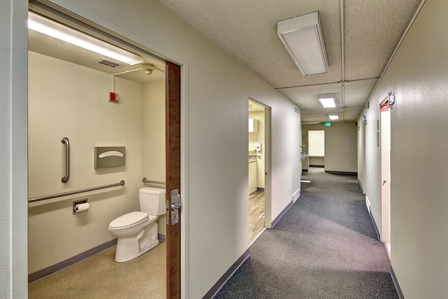 More Photos Of 18208 66th Ave NE, Kenmore Medical For Lease