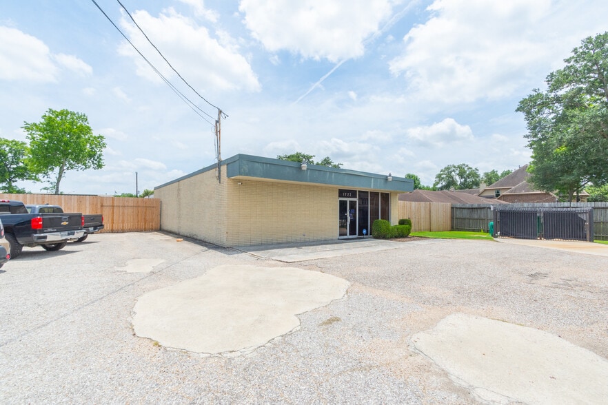 More Photos Of 1722 Monarch Oaks St, Houston Office For Lease