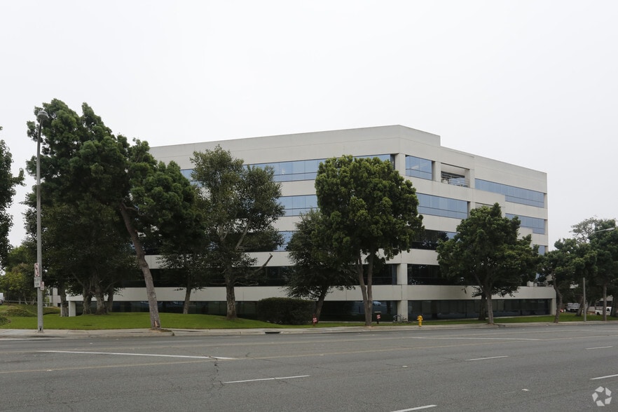More Photos Of 300 Corporate Pointe, Culver City Office For Lease