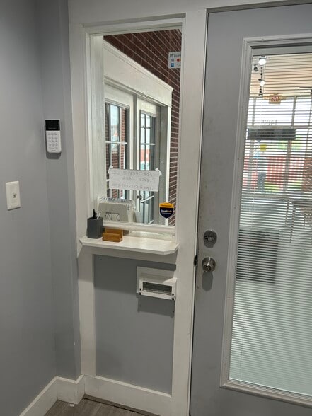 More Photos Of 1402 S 15th St, Louisville Light Distribution For Sale