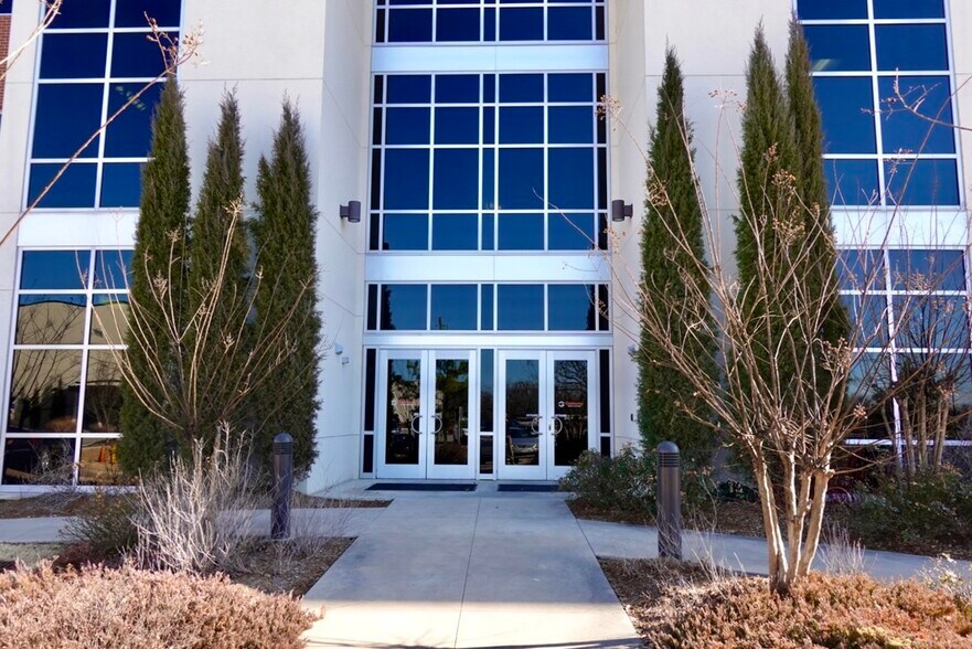 More Photos Of 244 S Gateway Pl, Jenks Office For Lease