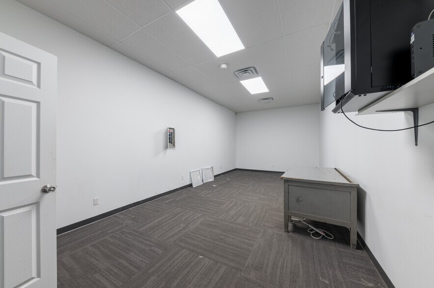 More Photos Of 422 E Main St, Kingwood Storefront For Lease