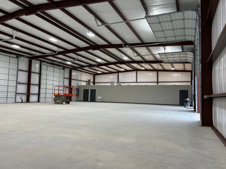More Photos Of 9984 US Highway 87 W, La Vernia Warehouse For Lease
