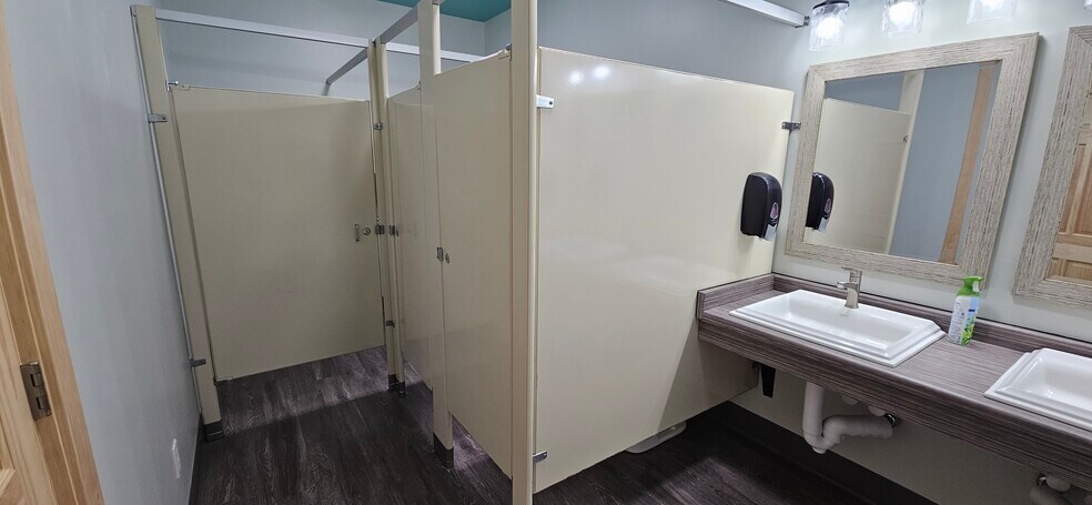 More Photos Of 2235 N Clairemont Ave, Eau Claire Freestanding For Sale