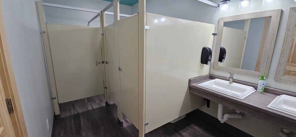 More Photos Of 2235 N Clairemont Ave, Eau Claire Freestanding For Sale