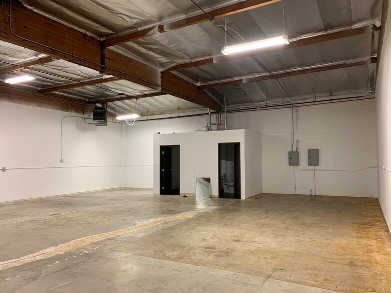 More Photos Of 15801-15807 Stagg St, Van Nuys Warehouse For Lease