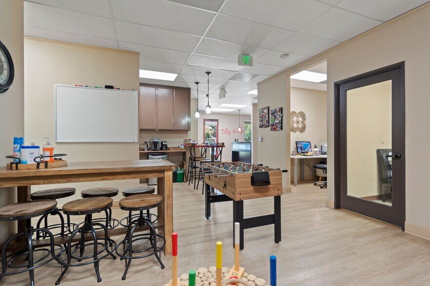 More Photos Of 1516 Brookhollow Dr, Santa Ana Medical For Lease