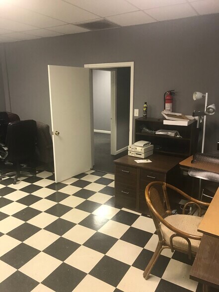 More Photos Of 232-236 Industrial Park Dr, Commerce Office For Lease