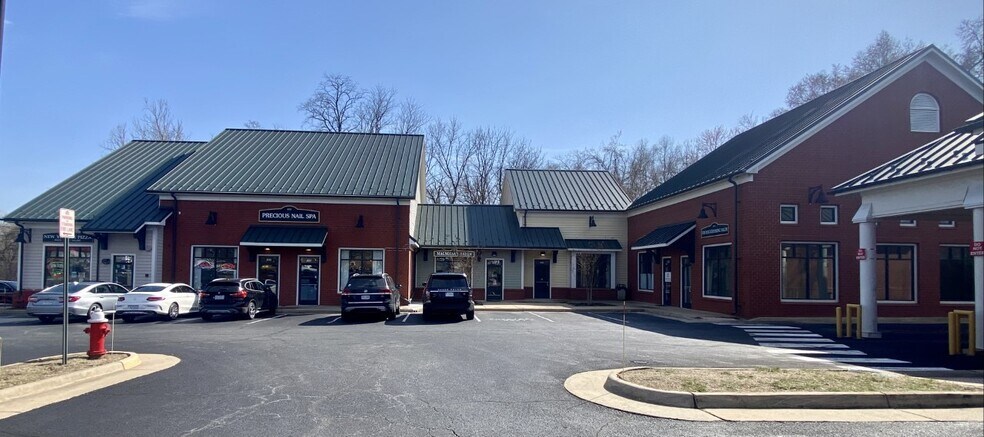 Primary Photo Of 818-842 S King St, Leesburg General Retail For Sale