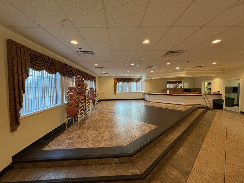 More Photos Of 11521 E Skelly Dr, Tulsa Restaurant For Lease