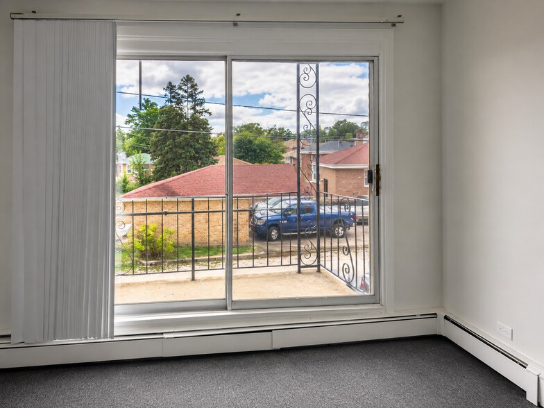 More Photos Of 1025-1049 W Vermont St, Calumet Park Apartments For Sale