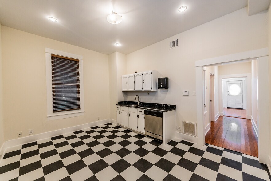 More Photos Of 214 E Ashby Pl, San Antonio Office For Lease