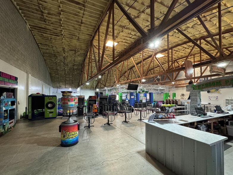 More Photos Of 901 9th St N, Great Falls Showroom For Sale