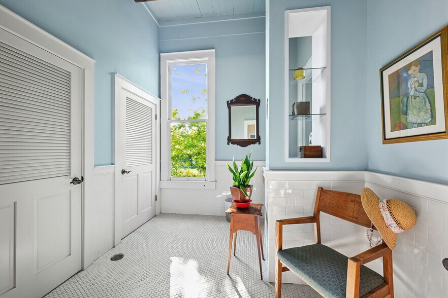 More Photos Of 2001 Lakeshore Dr, Mandeville Office For Sale