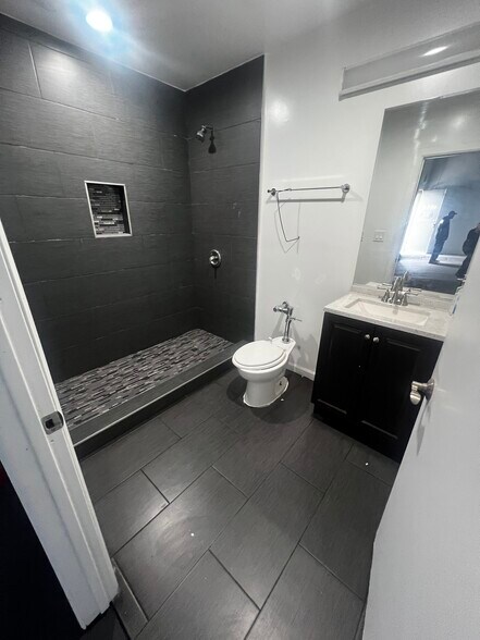 More Photos Of 4903 Long Beach Ave, Los Angeles Warehouse For Lease