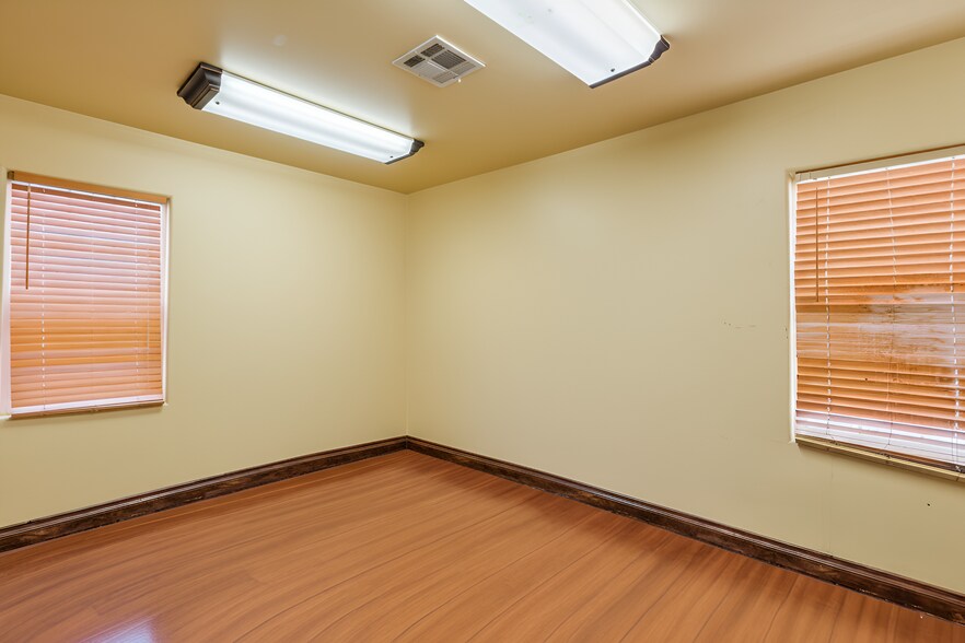 More Photos Of 4204 W Burbank Blvd, Burbank General Retail For Sale