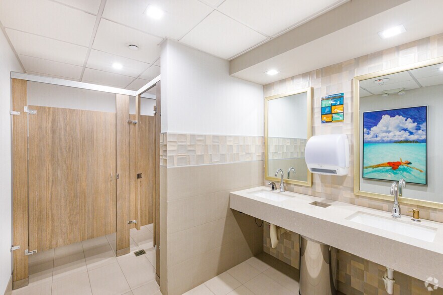 More Photos Of 2000 Glades Rd, Boca Raton Office For Sale