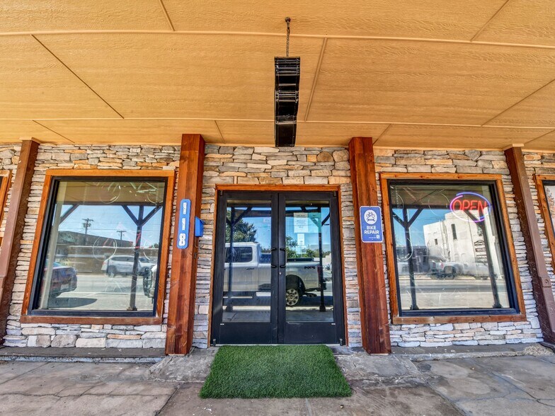 More Photos Of 118 S Main St, Weatherford Storefront Retail Office For Sale