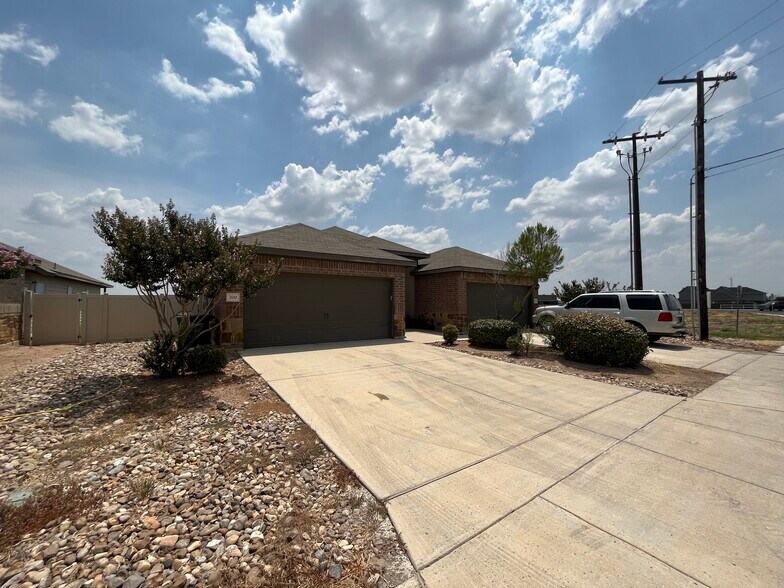 Primary Photo Of 698 Saengerhalle Rd, New Braunfels Apartments For Sale