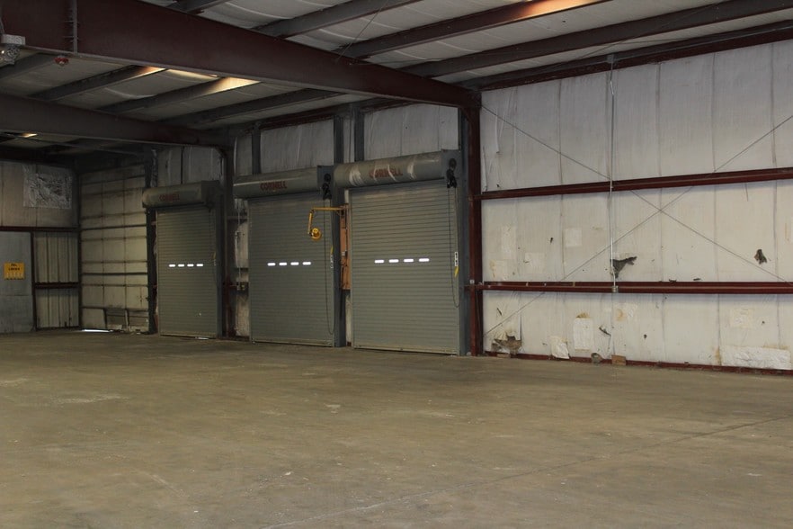 More Photos Of 44 Depot St, Belchertown Warehouse For Lease