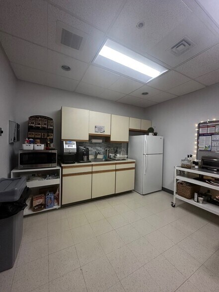 More Photos Of 362 Industrial Park Rd, Middletown Warehouse For Sale