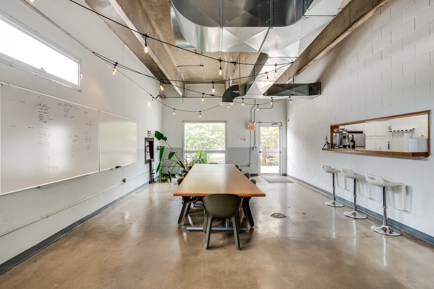 More Photos Of 3000 E Cesar Chavez St, Austin Office For Lease