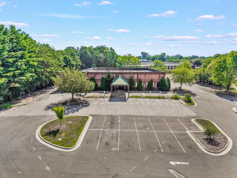 Primary Photo Of 3169 Peters Creek Pky, Winston-Salem Restaurant For Sale