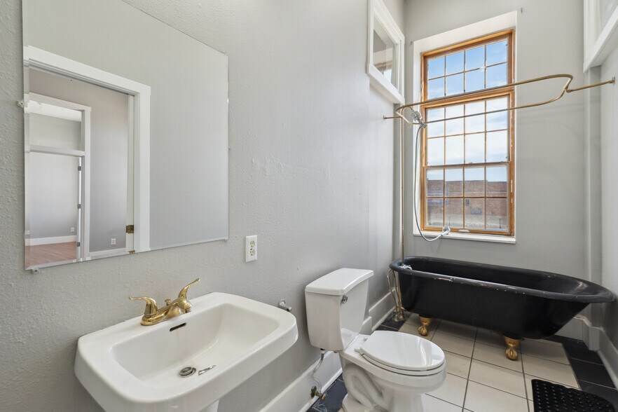 More Photos Of 626-632 Sycamore St, Waterloo Storefront Retail Office For Sale