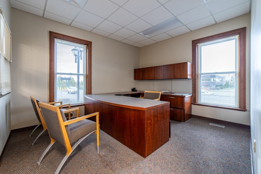 More Photos Of 2700 S Saint Peters Pky, Saint Peters Bank For Lease