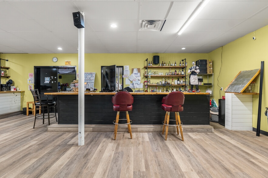More Photos Of 2541 W Southcross Blvd, San Antonio General Retail For Lease