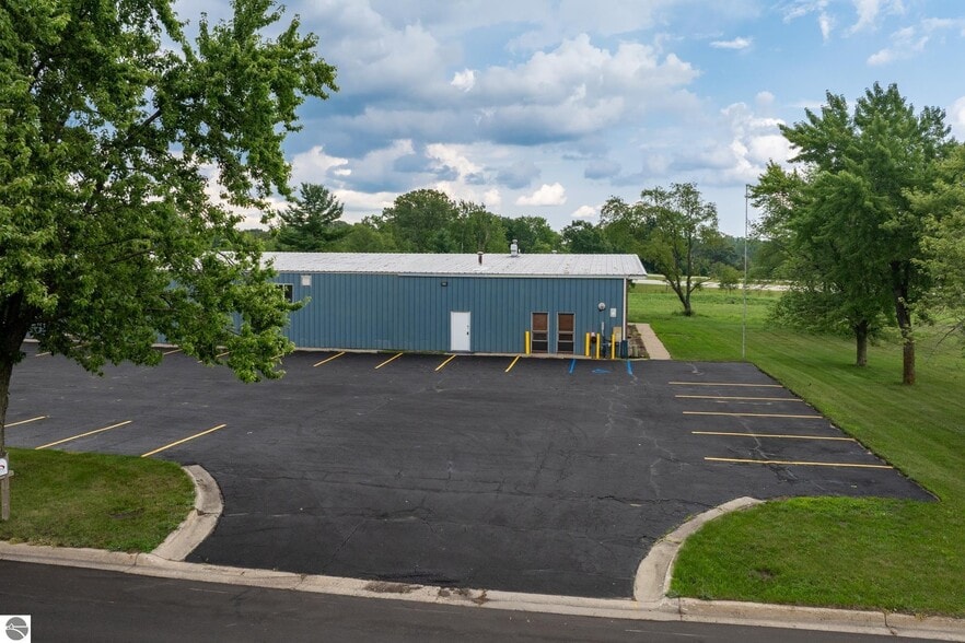 More Photos Of 910 Industrial Dr, Mount Pleasant Warehouse For Sale