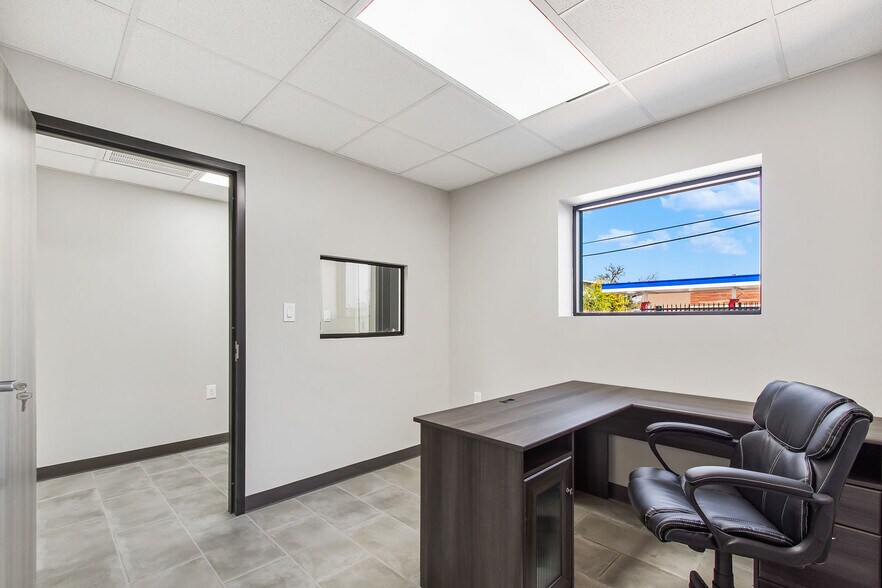 More Photos Of 4018 Ocee St, Houston Manufacturing For Lease