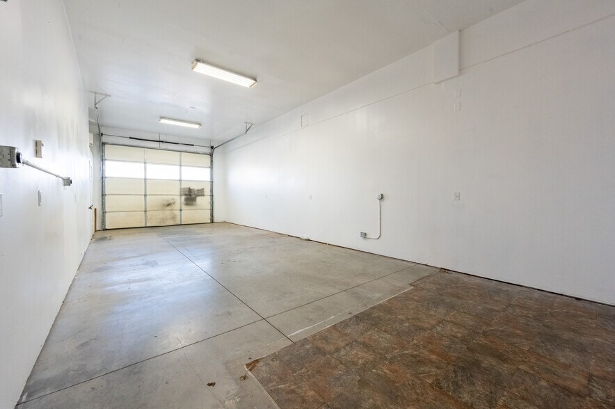 More Photos Of 211 Jetway Dr, Belgrade Flex For Sale